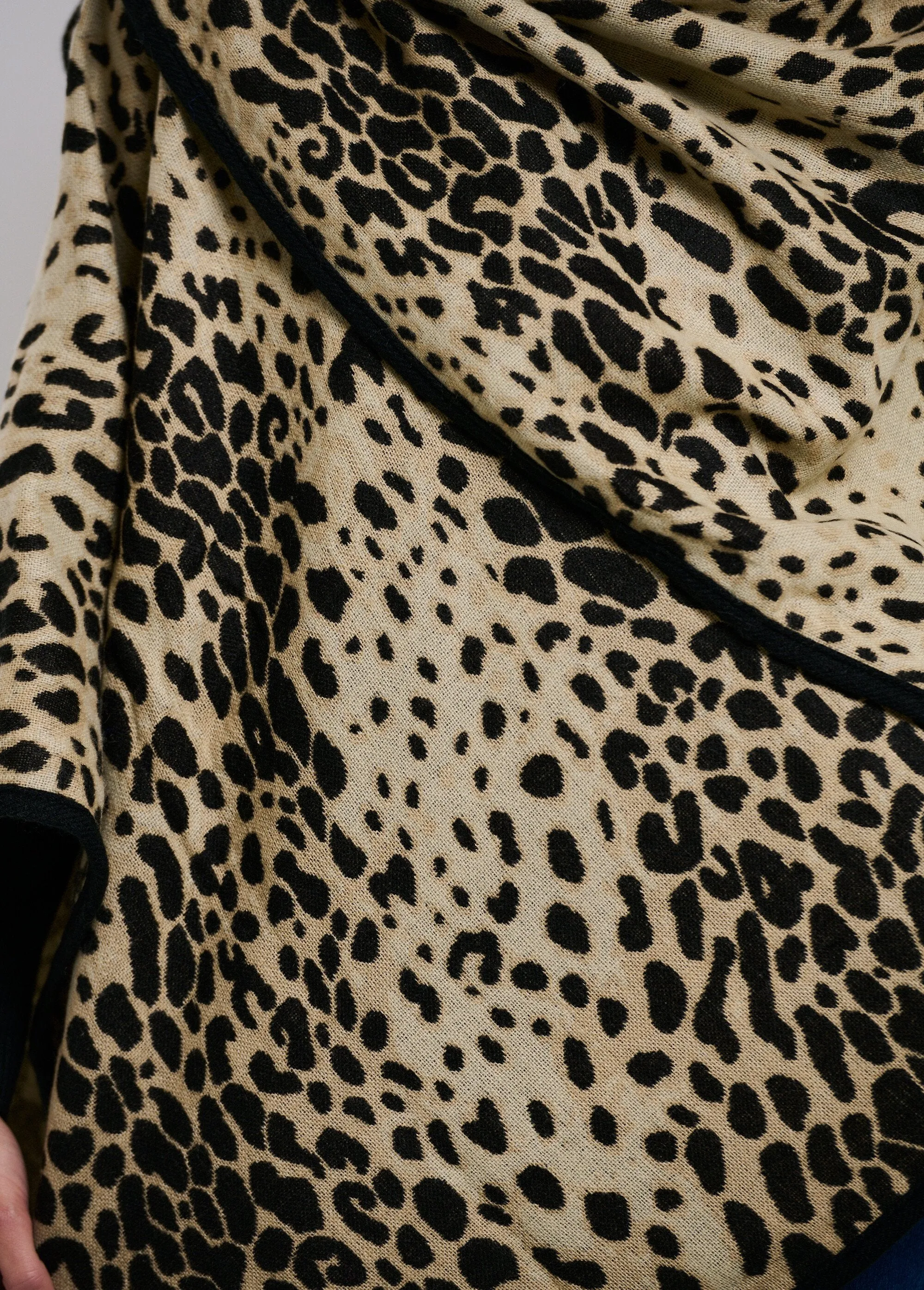 Poncho motif léopard avec biais assorti